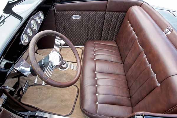 Hot Rod Ford 32 interior com tapeçaria perfeitamente encaixada, moldura de painel de instrumentos feita à mão, câmbio automático...