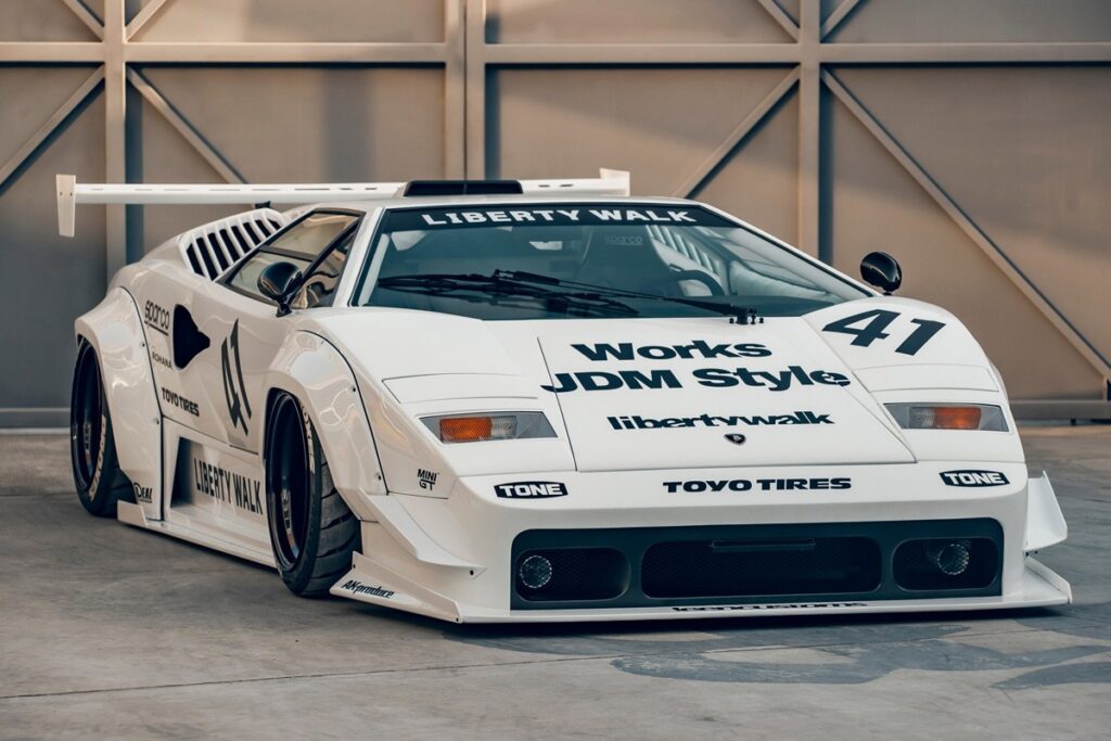 Countach da Liberty Walk é colado no chão