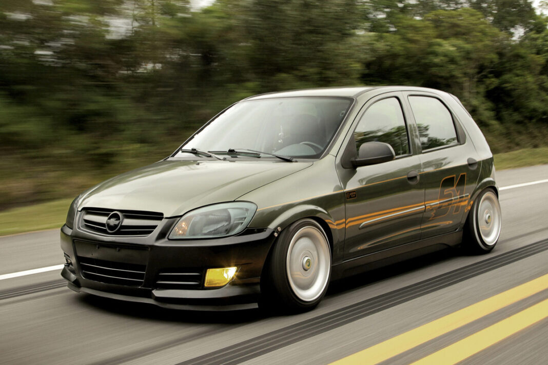 Inocente Chevrolet Celta vira um carro radical após transplante de