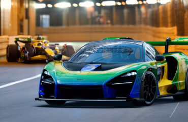 Carros da McLaren com pinturas em homenagem a Ayrton Senna